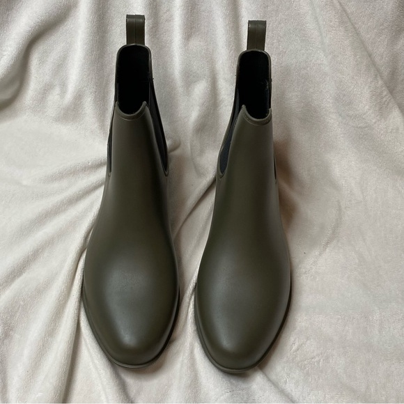 SO Olive Green Lizard Matte Chelsea Rain Boot - Picture 2 of 9